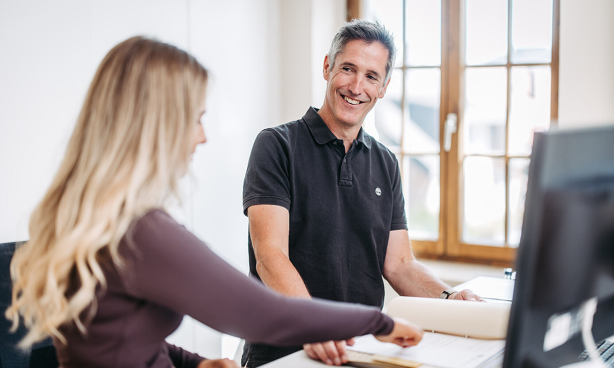 Zwei Personen am Schreibtisch