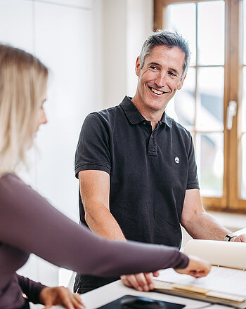 Zwei Personen am Schreibtisch