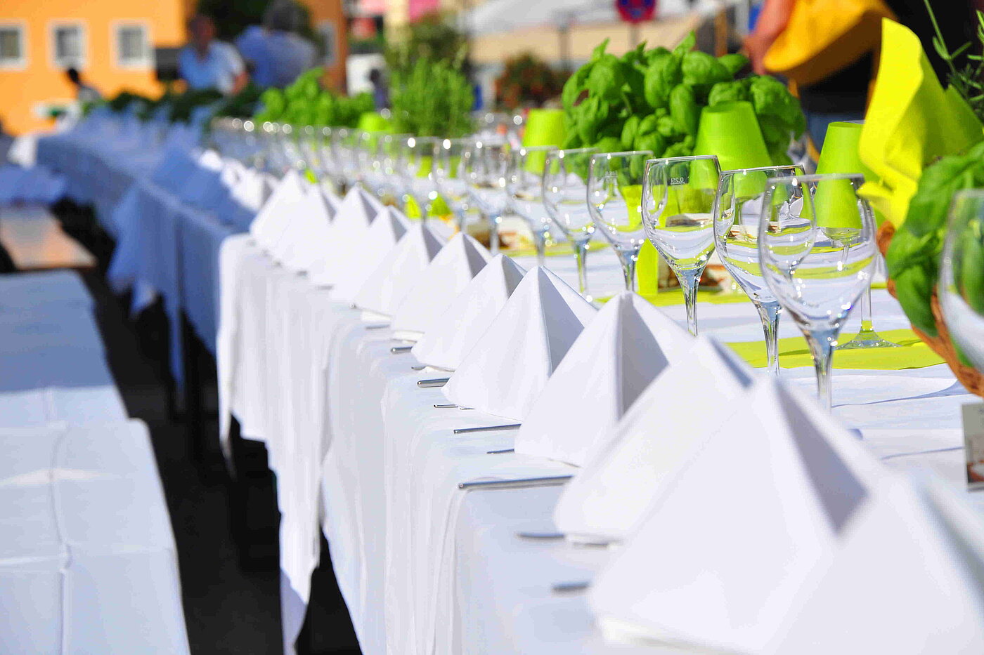 Service und Tafel in der Stadt