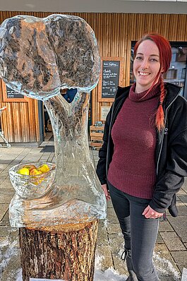 Baum mit Obstschale aus Eis