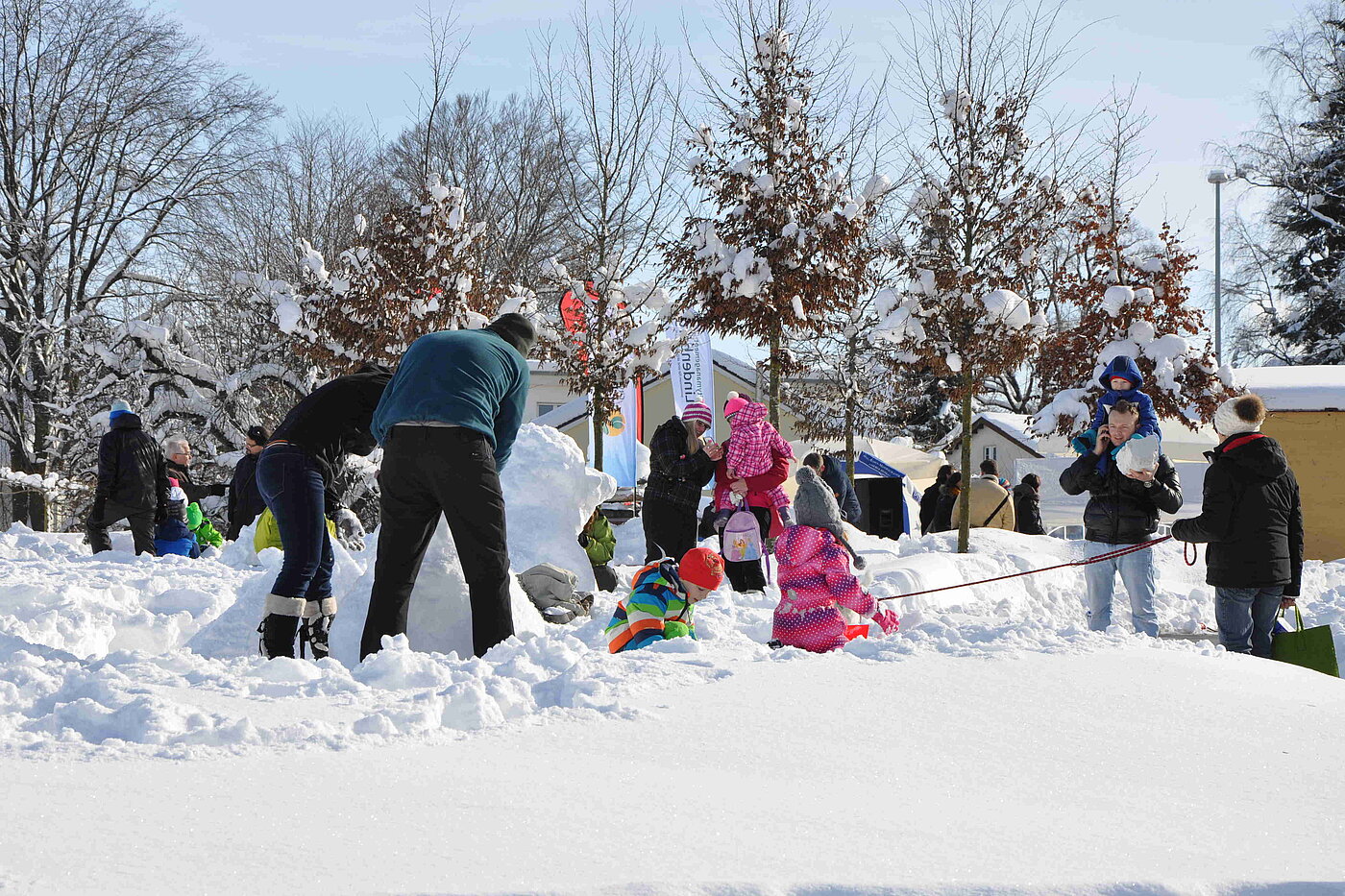 Spaß am Schneemann bauen mit der Familie