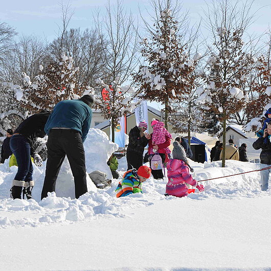 Spaß am Schneemann bauen mit der Familie